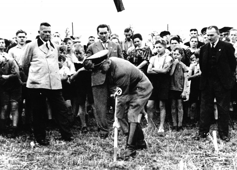 1. Spatenstich fr die Siedlung Moselland (1938, Alserberg) durch NS-Ortsgruppenleiter Albert Geiler (Fotos: Archive Bernhard Theis, Bruno Wagner, Josef Heer)