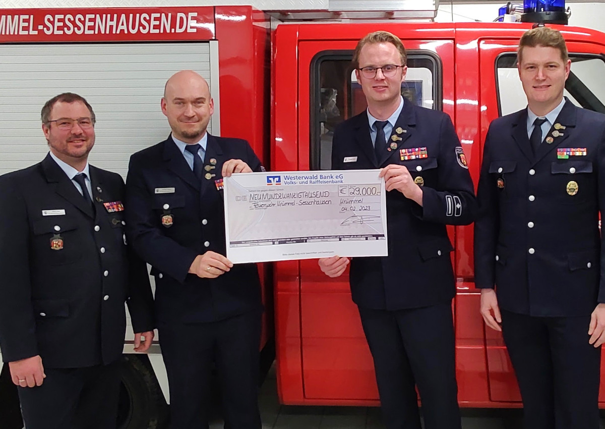 Freuen sich ber die gelungene Aktion (von links): Stvellvertretender Wehrfhrer Adrian Eiser, Wehrfhrer Michael Pleitgen, 1. Vorsitzender Christian Fein, 2. Vorsitzender Hendrik Kuhn- (Foto: 