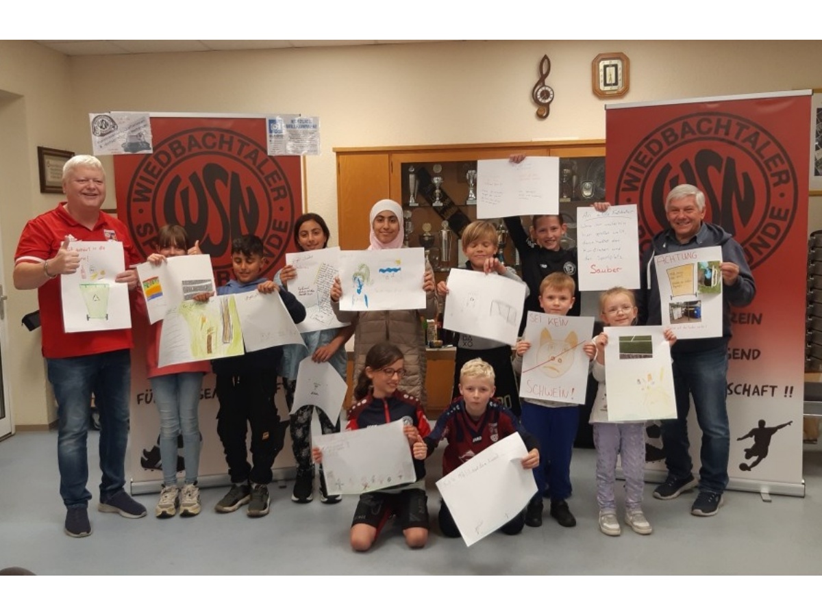 Die beiden Projektkoordinatoren Ren Zimmermann, Erster Vorsitzender des WSN Neitersen e.V., und Ulf Imhuser, zusammen mit engagierten Kindern und Jugendlichen, die stolz ihre Plakatentwrfe im Vereinsheim in Neitersen prsentieren. (Foto: Rebecca Seuser)