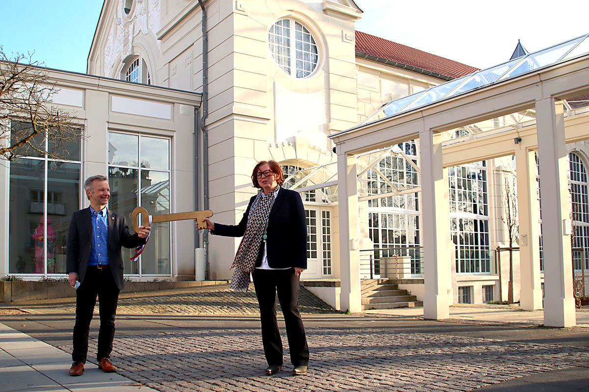 Vor dem Bad Honnefer Kurhaus berreichte Brgermeister Otto Neuhoff symbolisch den Schlssel an Jutta Kirberg, Inhaberin und Geschftsfhrerin der Kirberg Catering GmbH, die den Betrieb der Veranstaltungssttte bernimmt. Foto: Stadt Bad Honnef