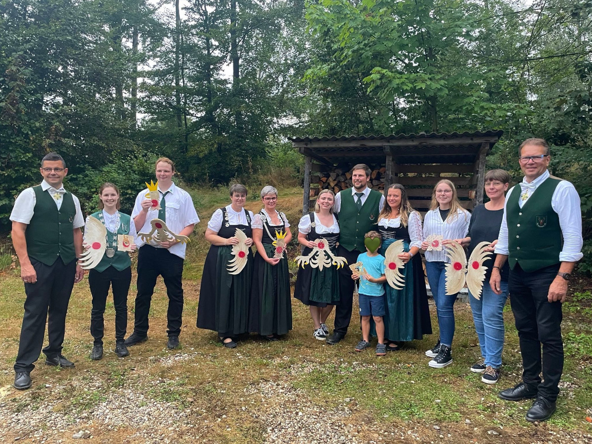 Brgerknigin Hanna Engelken, Schtzenknig Dennis Schmitz und alle Teilnehmer, die einen Pfnder geschossen haben. (Foto: Frank Schmitz)