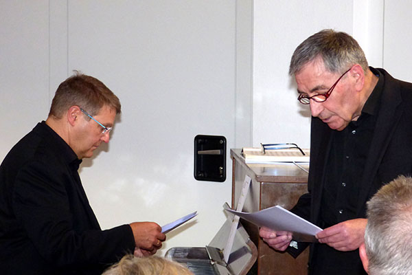 Begeisterten erneut bei einer Lesung, diesmal mit Werken von Kstner und Ringelnatz (von links):Thomas Schmidt und Herbert Kutscher im evangelischen Gemeindehaus Oberbieber. Foto: Hans Hartenfels