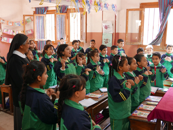 Den Besuchern aus Deutschland singen diese Schlerinnen und Schler der Mahaba School, die die Sisters of Saint Mary im Mllgebiet betreiben, ein herzliches Willkommen. Fotos: Heribert Frieling