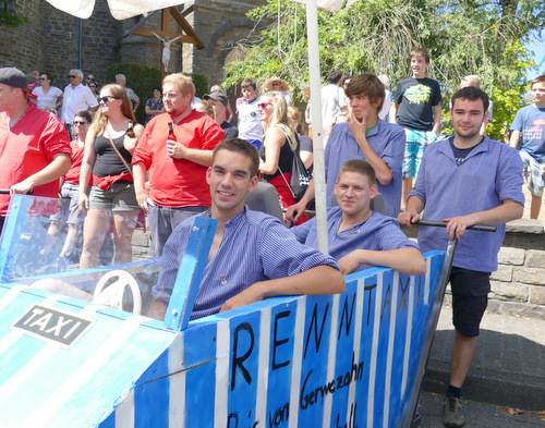 Ein Team aus Gebhardshain: das Renn-Taxi. (Foto: GW)