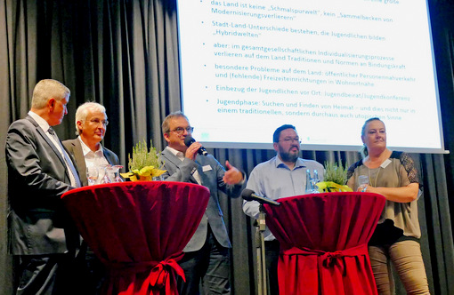 Diskutierten ber die Ergebnisse der Jugendstudie: (von links) Professor Dr. Rdiger Jacob, Professor Dr. ohannes Kopp, Berno Neuhoff, Sebastian Drr und Karola Kellner. (Foto: by) 