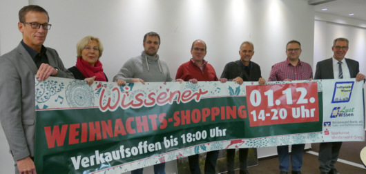 Die Vertreter von Stadt und Treffpunkt Wissen freuen sich auf das Weihnachtsshopping in Wissen: (von links) Manfred Kern, Jutta Klomann-Busch, Bernd Wagner, Thomas Klschbach, City-Manager Ulrich No, Stadtbrgermeister Berno Neuhoff und Georg Rdder. (Foto: by)