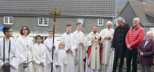 Die Messdiener, Pastor Helmut Mohr, Diakon Eberhard Becher, Architekt Norbert Sonntag aus Siegen, Verwaltungsratsvorsitzender und Bauleiter Hans-Werner Shngen sowie Ursula Kessler (von links) vom Verwaltungsrat freuen sich ber die Fertigstellung des restaurierten Kirchturms. (Foto: by)