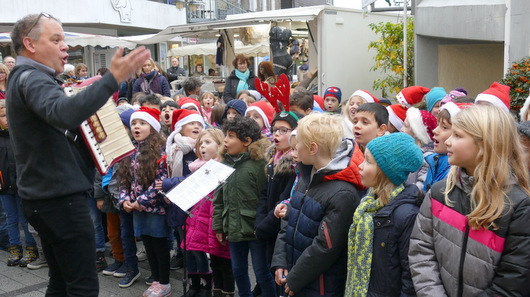 Die Grundschler erfreuten die Besucher des Wochenmarkts mit ihren Liedern. (Foto: by)