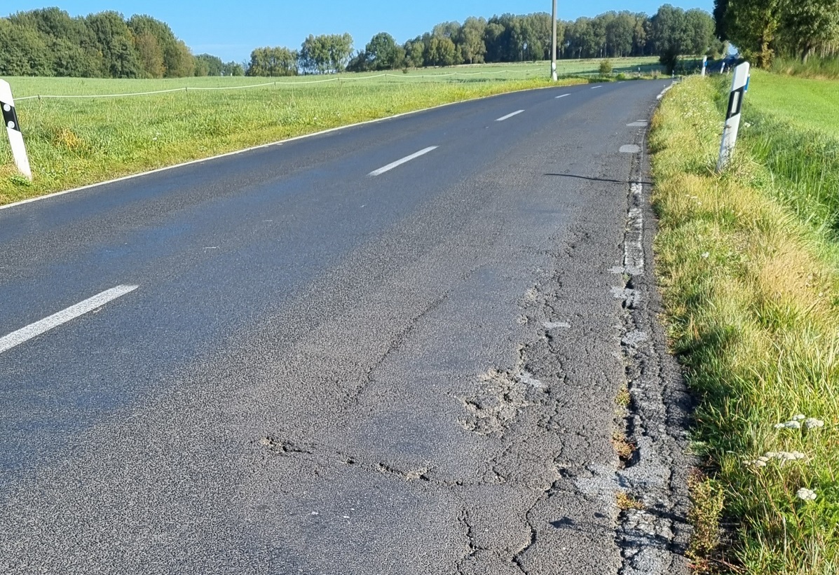 In keinem guten Zustand: Die Landesstrae 255 (Foto: Jrgen Schmied)