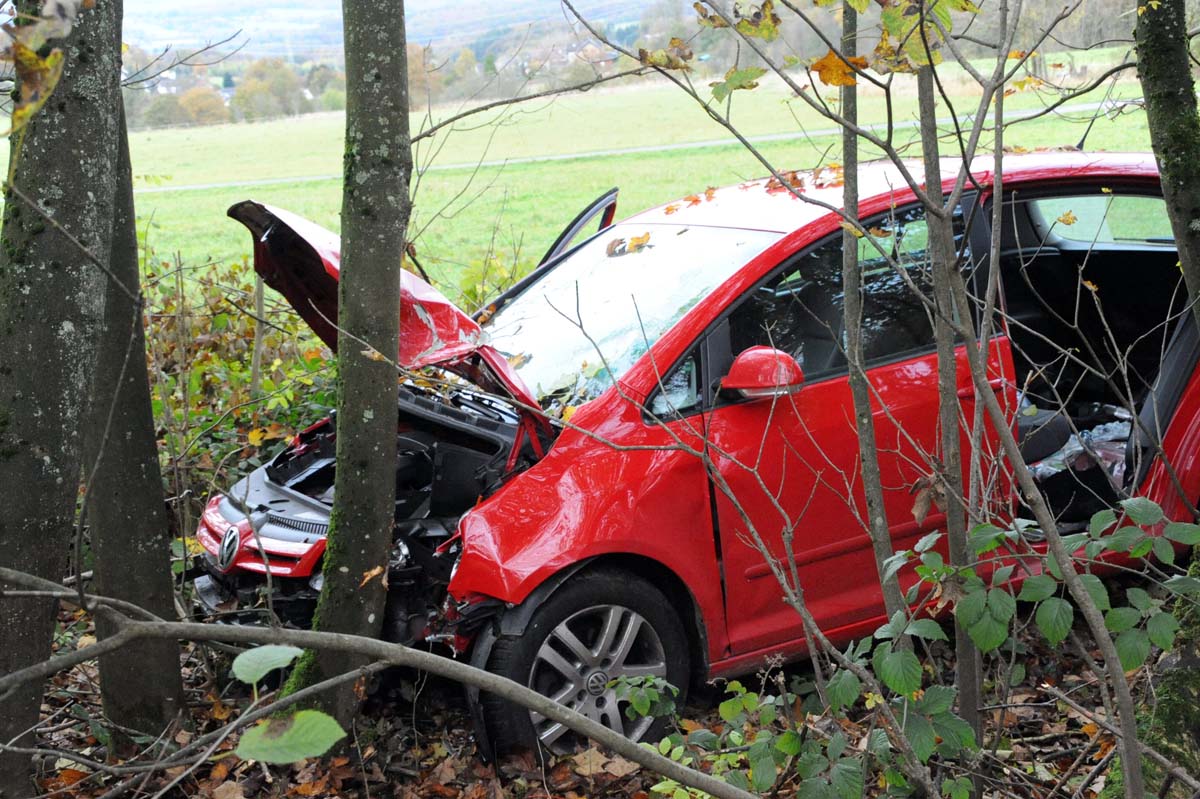 Landstrae 276 gesperrt: Polizei vermutet medizinischen Notfall als Unfallursache