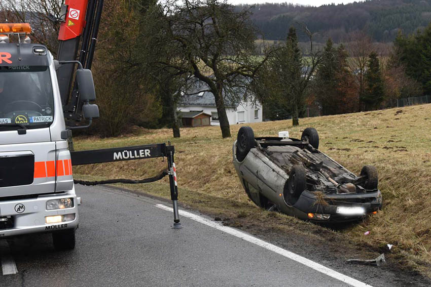 Unfall nach Verkehrsgefhrdung - Polizei sucht Verursacher