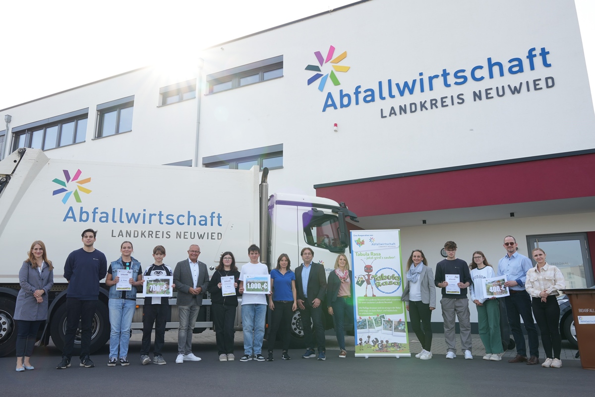 Landrat Achim Hallerbach, AR-Vorstand Jrg Schwarz, Leiterin ffentlichkeitsarbeit Andrea Berkholz von der Abfallwirtschaft, Klimaschutzmanagerin Janine Sieben sowie Klimaanpassungsmanagerin Angelina Zahn freuten sich mit den Schlern der preisgekrnten Sieger im Wettbewerb "Tabula Rasa". Foto: Martin Boden (Foto: Kreisverwaltung Neuwied)