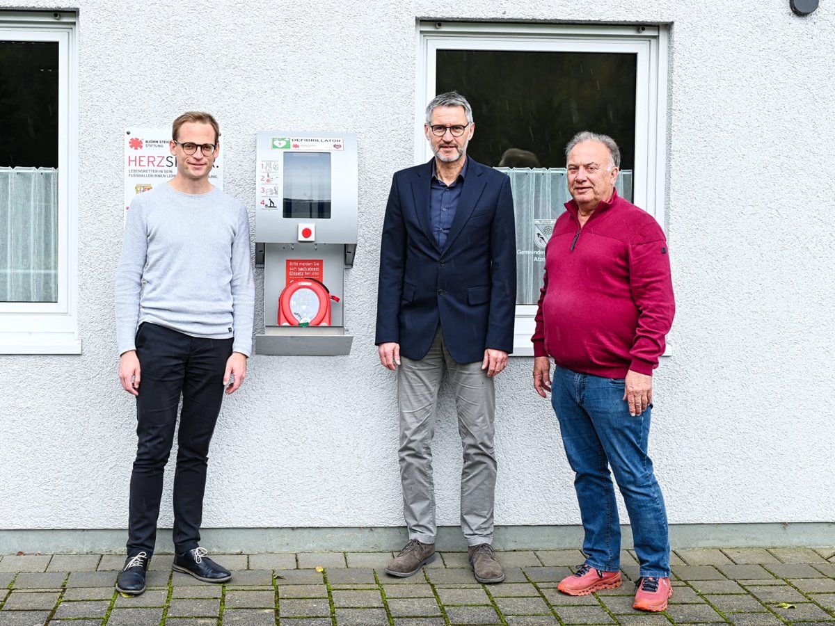 Matthias Schneider, Peter Mohr, Joachim Giehl (von links nach rechts) bei der bergabe des lebensrettenden Gertes (Foto: Veranstalter)