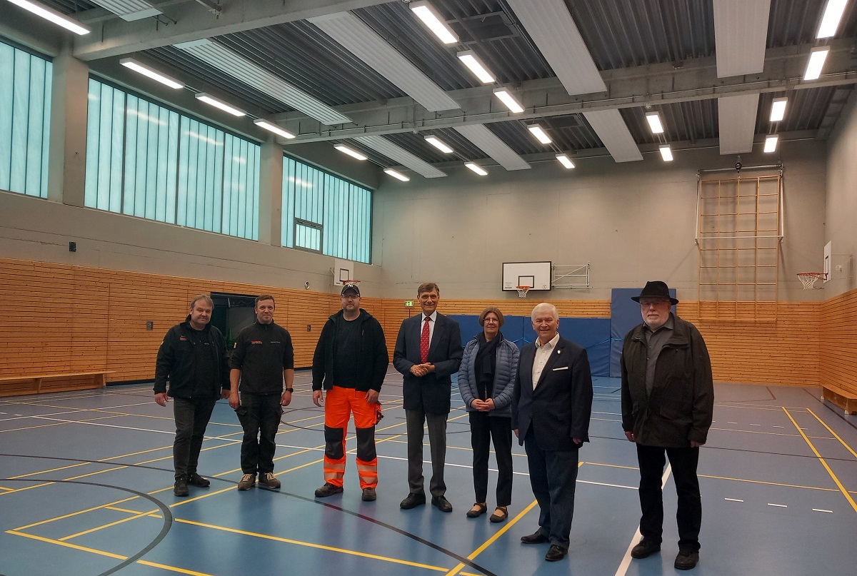 v.l.n.r. Michael Siebertz, Thomas Werner (beide von der Siebertz Elektro GmbH), Frank Jax (Leiter stdt. Bauhof), Dr. Johann Christian Meier, Cordula Simmons (beide von der Else-Schtz-Stiftung), Stadtbrgermeister Gerhard Hausen und Dieter Bender (Ingenieurbro Bender) berzeugen sich von der gelungenen Umrstung in der stdtischen Turnhalle. (Foto: Kulturstadt Unkel)