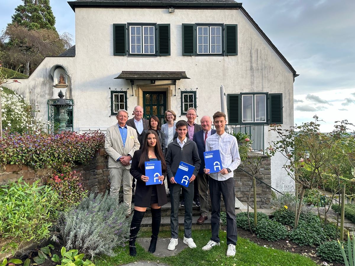 Kanzlerenkel Konrad Adenauer bergab die Preise an: Jamila al Garrafi (vorne, von links), Nikolas Groe und Jan Lindenlaub, im Beisein von Claudia Waibel und Sabine Schler und den Vertretern des Lions Clubs Rhein-Wied : Eberhard Mandel, Dr. Wolfgang Honert, Erwin Rddel MdB (Foto: Frank Homann)