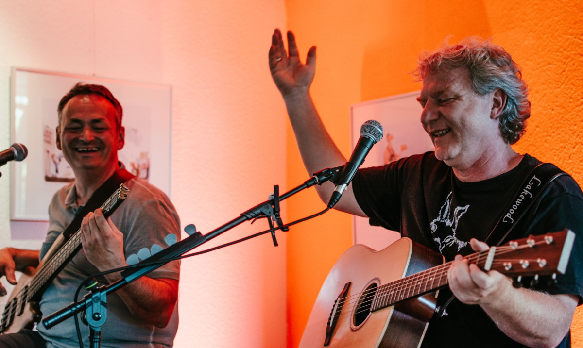 Links: Bassist Stefan Bender, rechts: Liedermacher Martin Steinmann  gemeinsam erffnen sie die neue Veranstaltungsreihe "KulturFoyer" im kulturWERKwissen.
(Foto: privat)