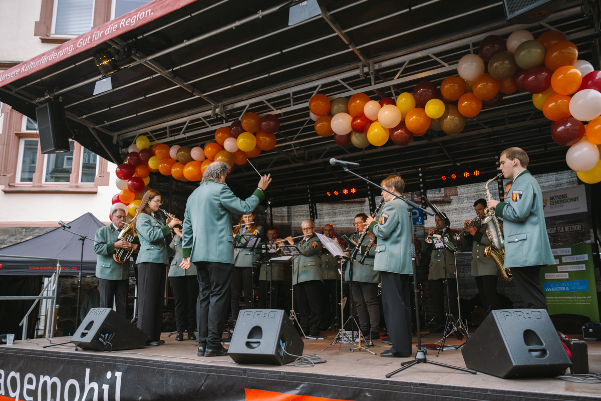 Nach der feierlichen Erffnung gab es ein feierliches Platzkonzert mit der Stadtkapelle Betzdorf. Fotos: LJS