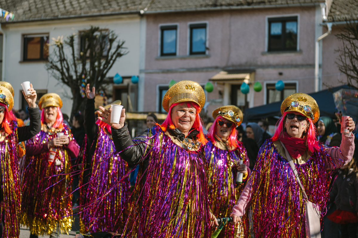 Strahlender Sonnenschein und ausgelassene Stimmung beim Herschbacher Rosenmontagszug