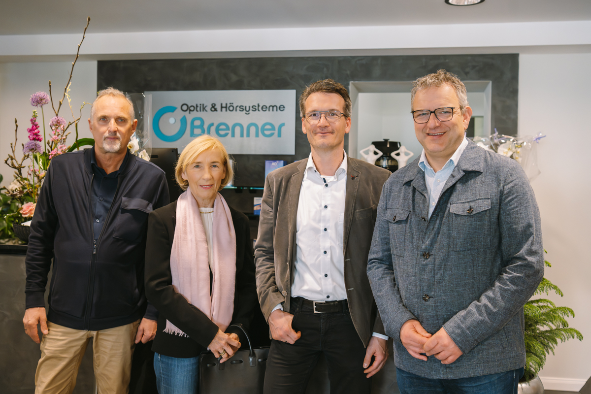 Feierliche Erffnung: Inhaber Torsten Brenner (2.v.r.) stt gemeinsam mit dem Team von Optik Brenner auf die neuen Rumlichkeiten in der Rathausstrae 55 an. Der modern gestaltete Standort bietet mehr Platz, neueste Technik und ein erweitertes Serviceangebot fr Kunden. Fotos: LJS