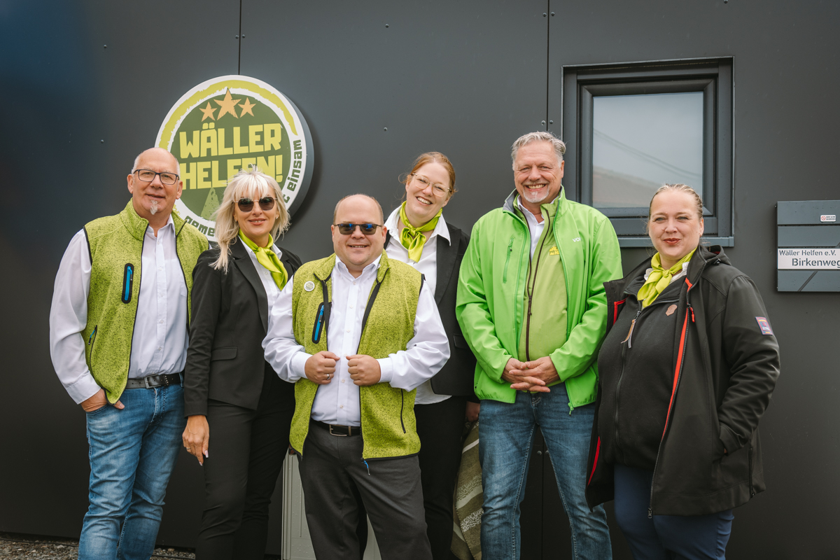 Trotz Wolken ein Grund zum Strahlen: Feierlich wurden die neuen Rumlichkeiten von "Wller Helfen" eingeweiht. Fotos: LJS