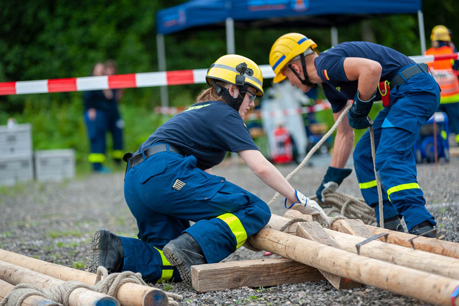 Ein Dreibock wird mittels Arbeitsleine gebunden. Fotos: THW