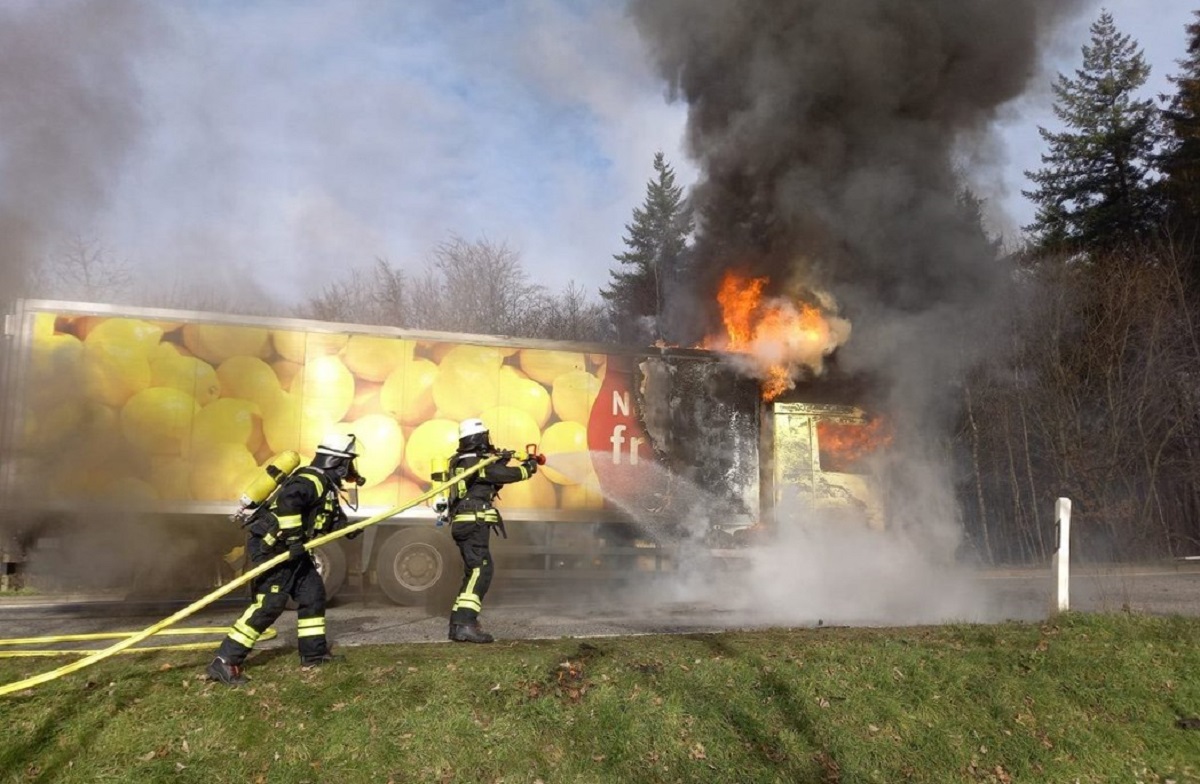 Technischer Defekt: Lkw steht auf L 257 in Flammen