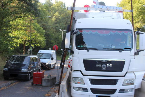 Der Sattelzug steckte in der Baustellenbegrenzung fest. (Foto: Polizei)