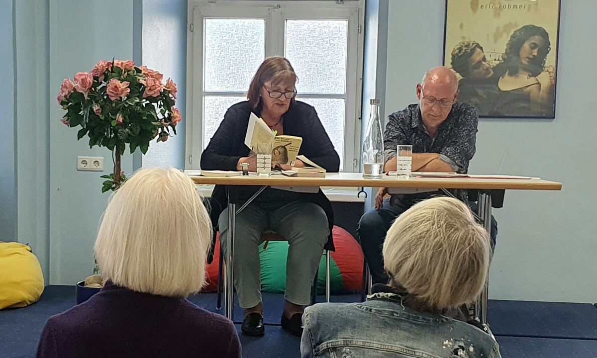 Brigitte Neumann und K. D. Boden bei der Herbst-Lesung der Reihe.(Foto: Volker Trmper)
