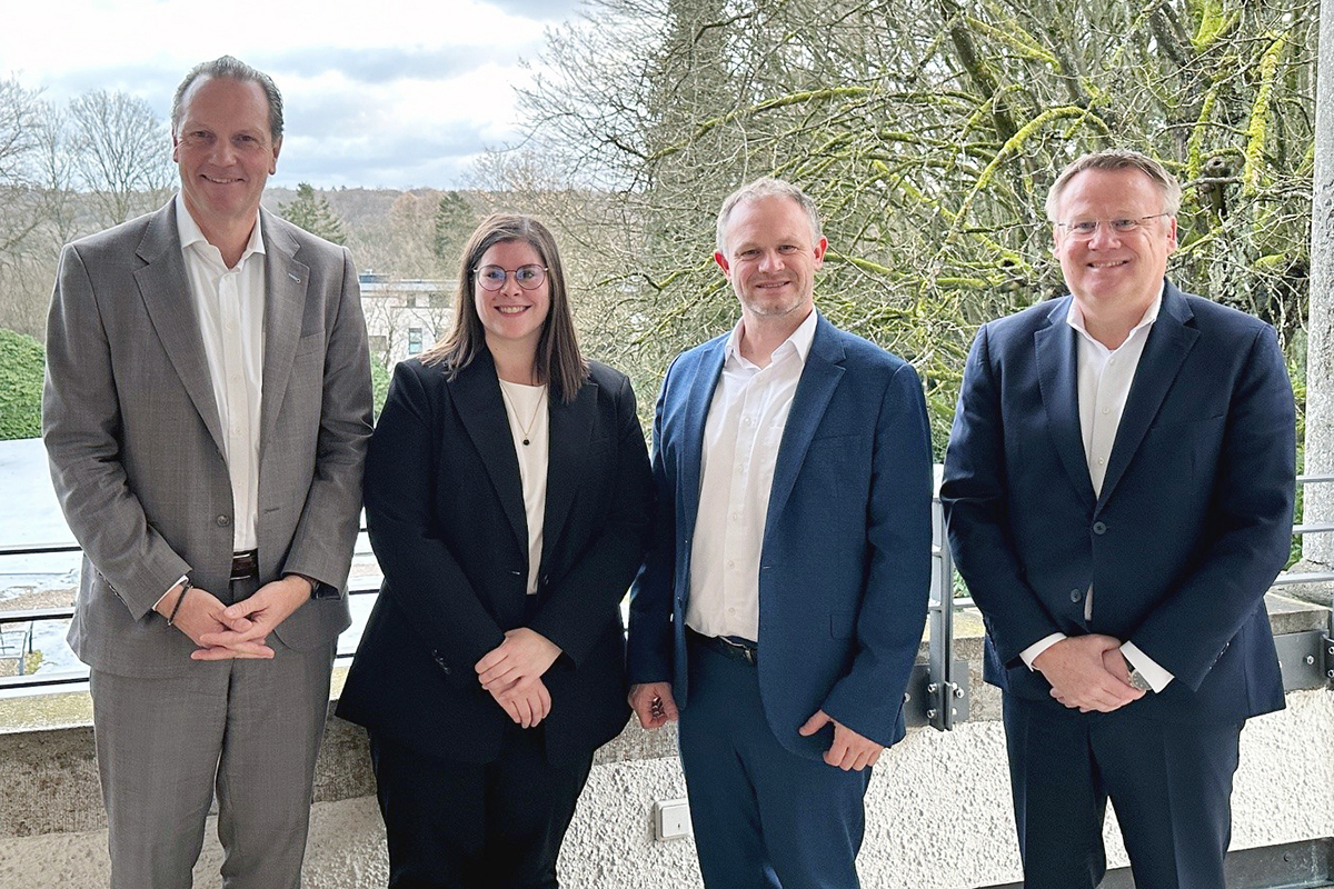 Von links: CEO Wolfgang Sle; Alexandra Rnz, Wirtschaftsfrderung Neuwied; Jan Einig, Oberbrgermeister Neuwied; CPO Dr. Klemens Schulz. Bildquelle/Copyright: Lohmann & Rauscher GmbH & Co.KG