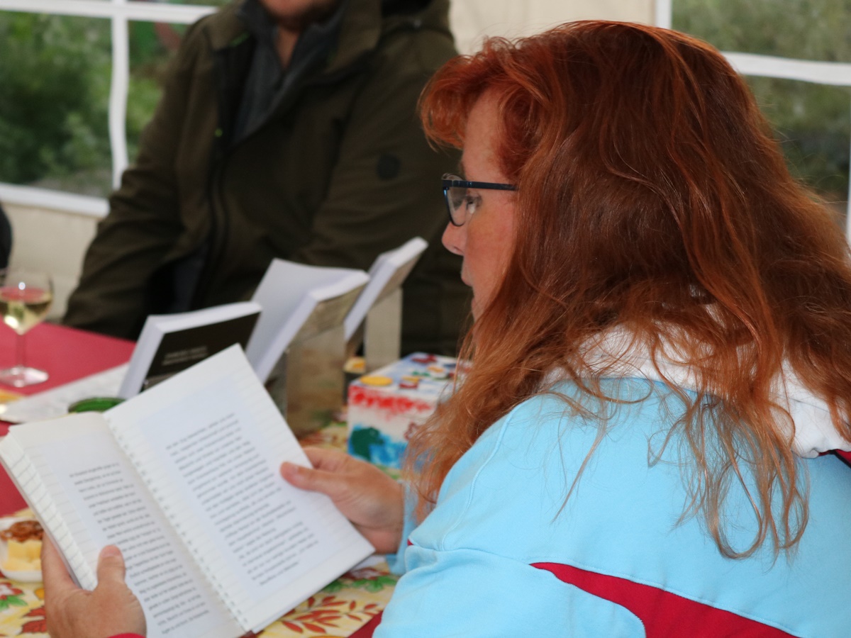 Autorin Ulrike Puderbach las eine noch unverffentlichte Geschichte. (Foto: Sari Schiffers)