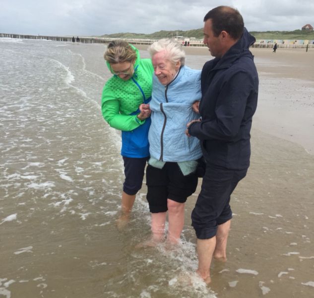 Annemarie Labonte (84) schafft es in Begleitung von Susanne Kreckel und Vladimir Schiller voller Stolz und Kraft zu Fu ans Meer: Sonst sitzt sie meist im Rollstuhl. Foto: privat