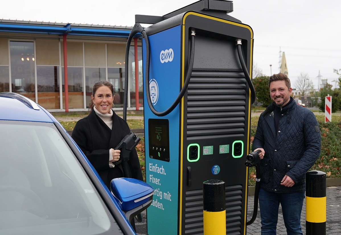 Die evm baut die Ladeinfrastruktur weiter aus - wie zuletzt am Autohof Bolz, wo Carina Bolz vom Autohof und Christopher Dold von der evm die Station in Betrieb nahmen. (Foto: Franziska Uschner/evm)