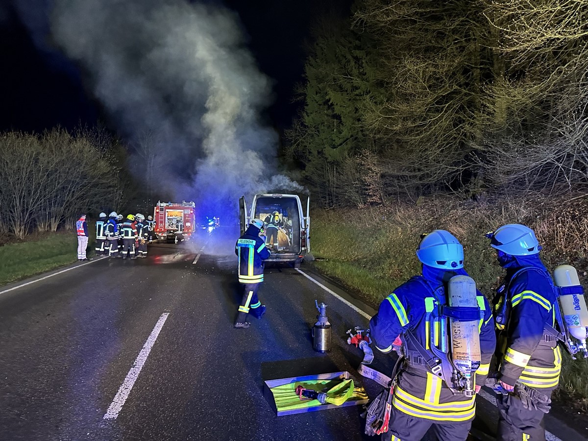 Kleintransporter brennt auf der L288 bei Langenhahn