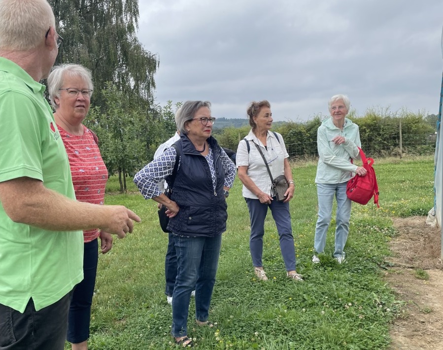 Obstplantage in Windeck: Landfrauen des Bezirks Altenkirchen besuchen den Appelhof