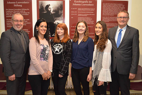 Landrat Rainer Kaul, die Stipendiatinnen Laura Tserea, Leonie Heinrichs, Ronja Arndt und Fatemeh Mozaffari sowie der Geschftsfhrer und Broleiter Manfred Thran. (von links). Foto: Kreisverwaltung