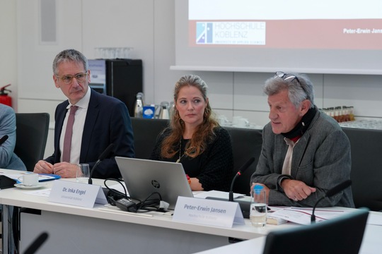 v.l.n.r.: Landtagsprsident Hendrik Hering, Dr. Inka Engel und Peter-Erwin Jansen stellten die Forschungsergebnisse im rheinland-pflzischen Landtag vor. (Foto: Landtag Rheinland-Pfalz)