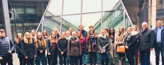 Anfang Februar besuchten die Schler der Oberstufenkurse der Integrierten Gesamtschule Hamm auf Einladung von MdL Peter Enders (2. von rechts) den rheinland-pflzischen Landtag in Mainz. (Foto: privat)