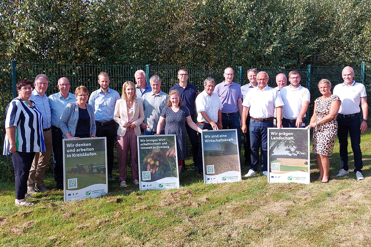 Die drei Westerwlder Landkreise, vertreten durch die Landrte Achim Hallerbach (Neuwied), Achim Schwickert (Westerwaldkreis) und den Kreisbeigeordneten Fred Jngerich (Altenkirchen) im gemeinsamen Gesprch mit der Initiative "Landwirtschaft, die Werte schafft" und den Landtags- und Bundestagsabgeordneten der Region. Foto: Wir Westerwlder