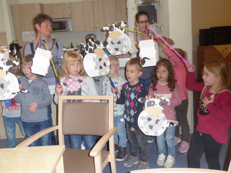 Frau Betzing, Leiterin der Kindertagessttte Pusteblume aus Ockenfels mit den Kindergartenkindern beim Laternenzug. Fotos: privat