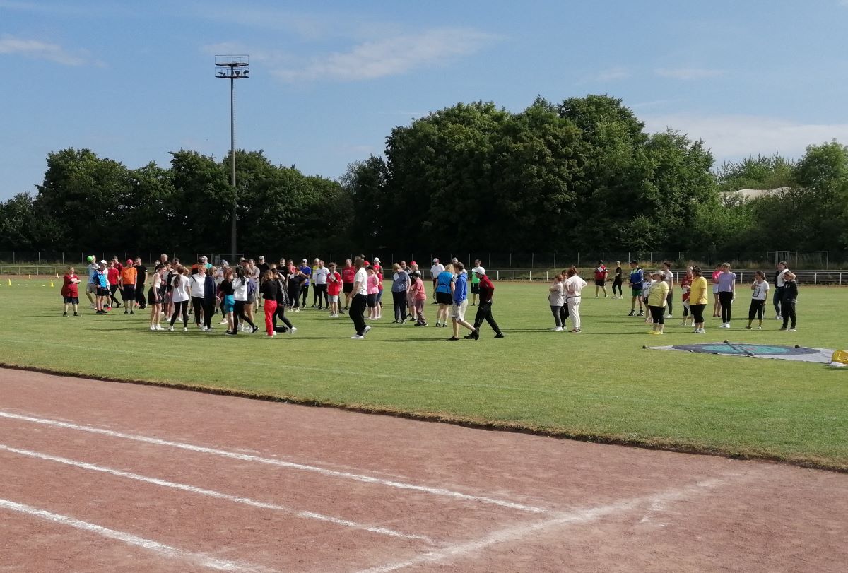 Aufwrmen ist des Sportlers erste Pflicht, bevor er sich an die bungen heranwagt. (Foto: vh) 