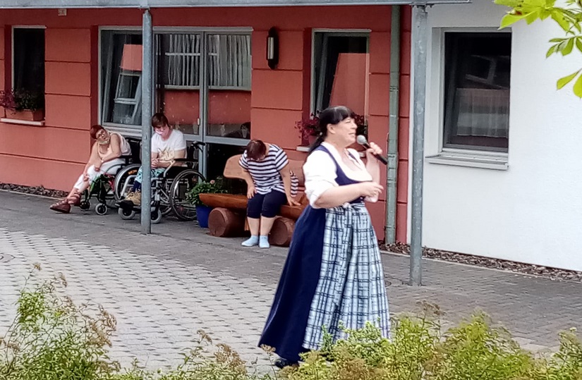 Heidi Hedtmann gab Gartenkonzert bei der Lebenshilfe in Flammersfeld