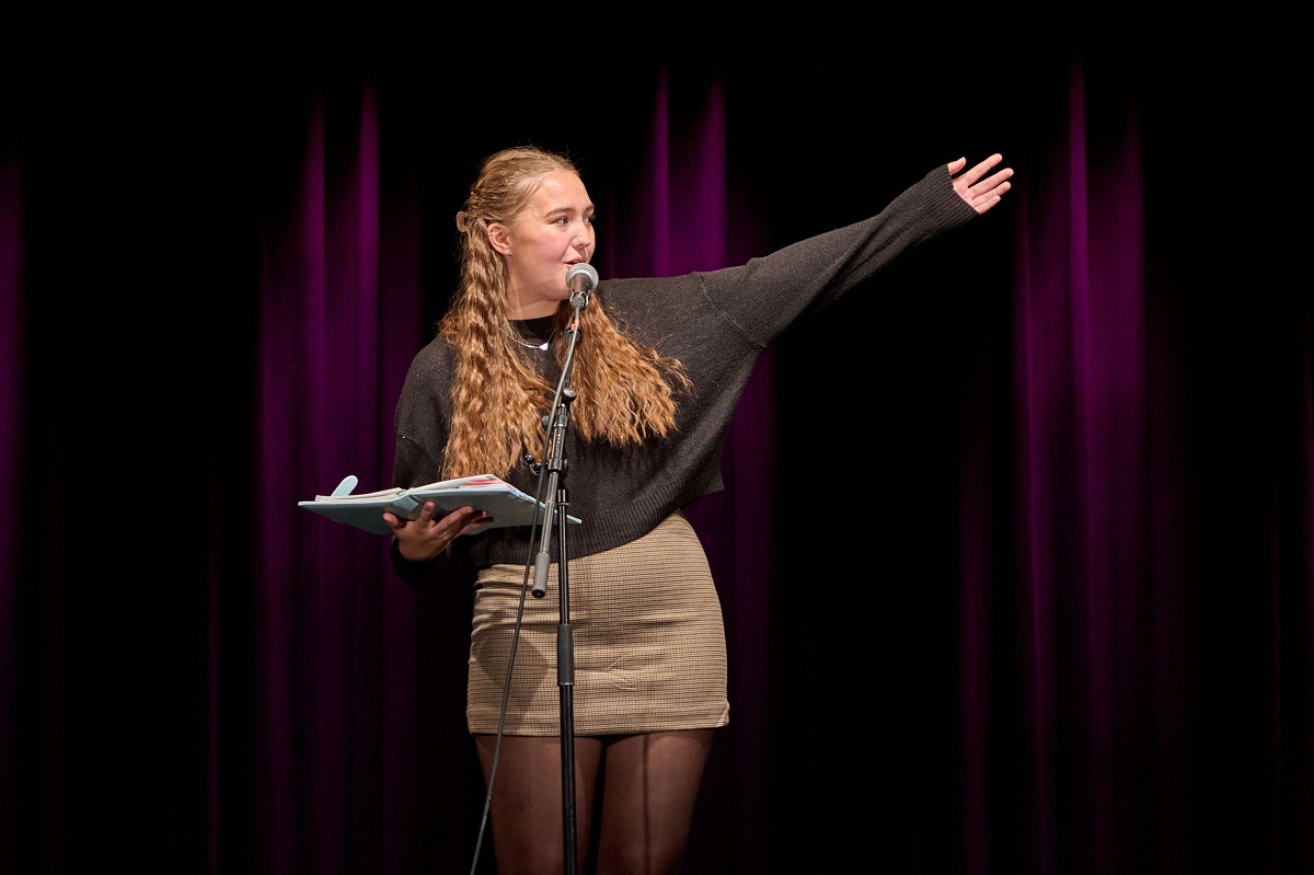 Wenn sechs wortgewandte Textknstler antreten, ist das Publikum der wahre Gewinner. Hier: Poetry-Slammerin Leonie Fischer (Foto: Benaja Photography)