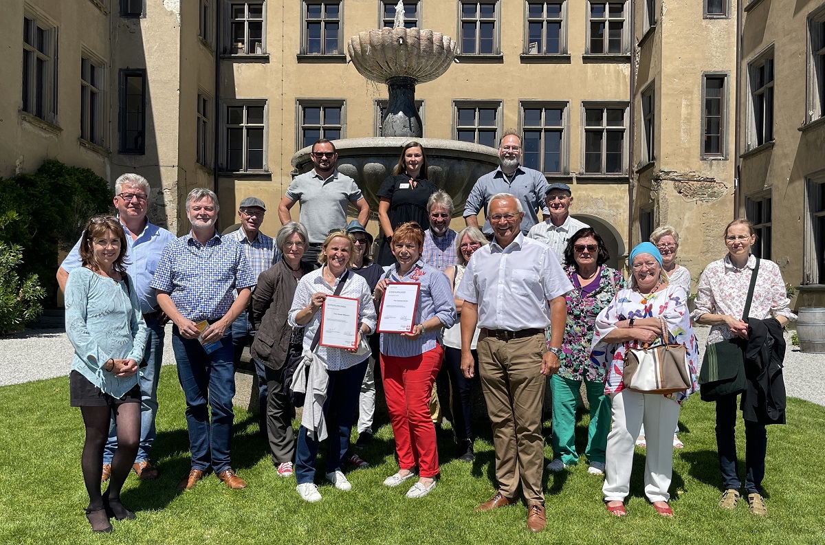 "Danke liebe Lernpaten", sagten Landrat Achim Hallerbach, die Kreis-Jugendpfleger sowie Eberhard Khler und sein Caritas-Team in diesem Jahr auf Schloss Arenfels. (Foto: privat)