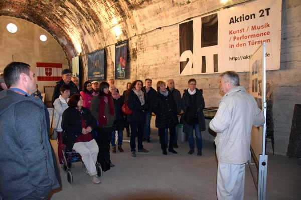 Das Kreisjugendamt organisierte in Kooperation mit dem Caritasverband Neuwied einen Dankeschn-Nachmittag mit einer Fhrung durch Edgar Neustein (rechts) im Eisenbahntunnel in Erpel. Foto: Privat