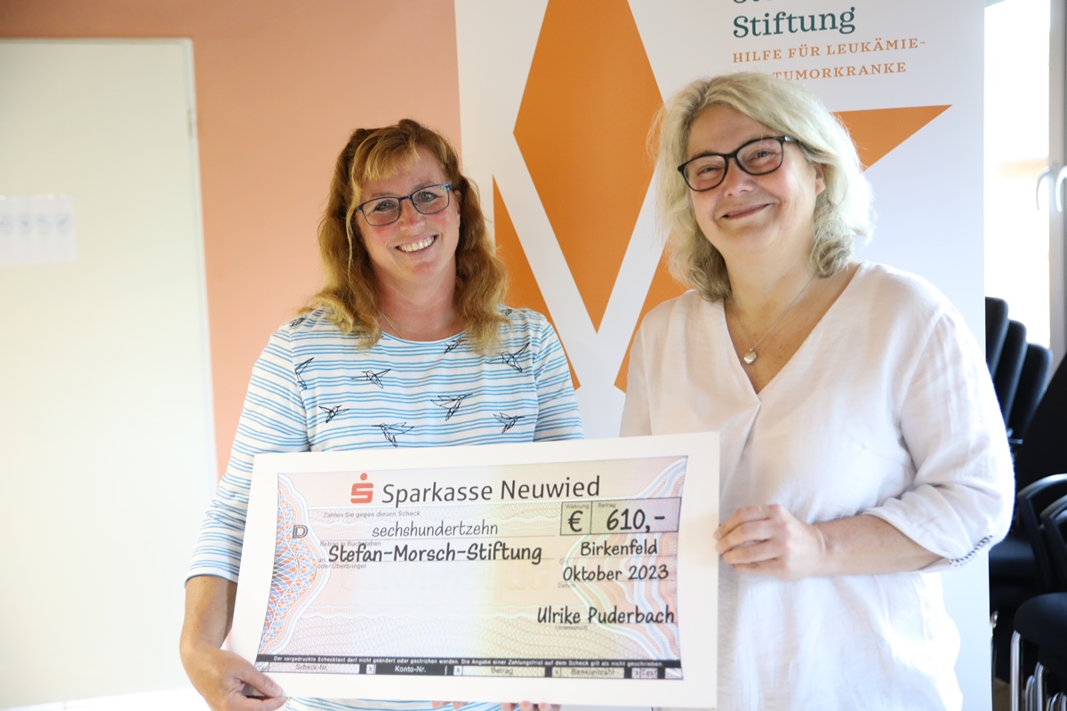 Einen Scheck ber insgesamt 610 Euro konnte Ulrike Puderbach an die Vorsitzende der Stiftung Susanne Morsch bei der Benefizlesung bergeben. (Foto: Annika Bier, Stefan Morsch Stiftung)