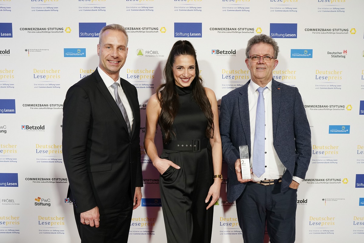 Kategoriepartner Dr. Steffen Bruendel, Leitung des Stiftungsteams PwC-Stiftung, Lesebotschafterin Sally zcan, Preistrger Ulf Strmer aus Bendorf. (Foto: Eventpress Sascha Radke fr Stiftung Lesen)