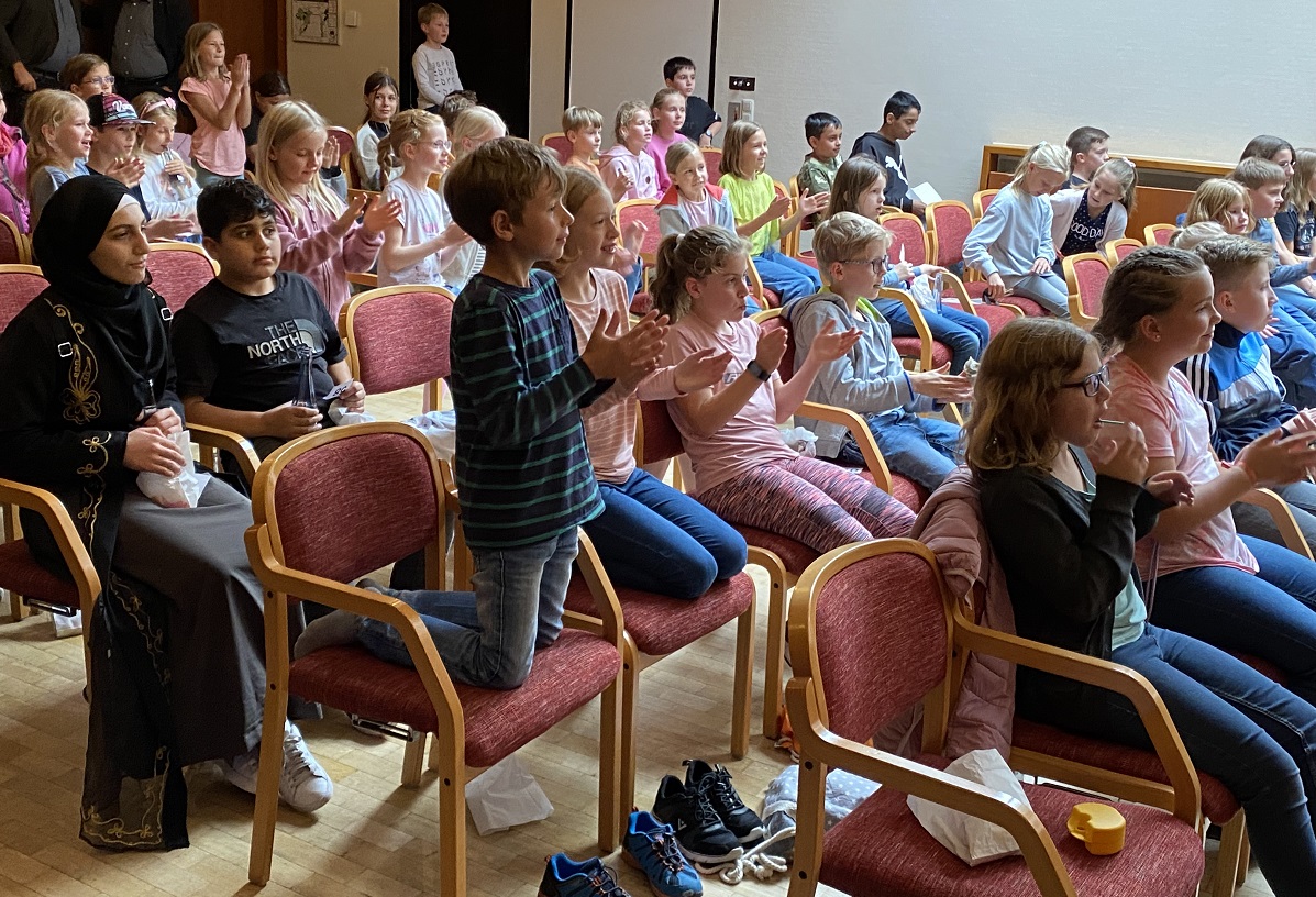 Bei der Lesesommer-Abschlussparty (Foto: Verbandsgemeindeverwaltung Betzdorf-Gebhardshain)