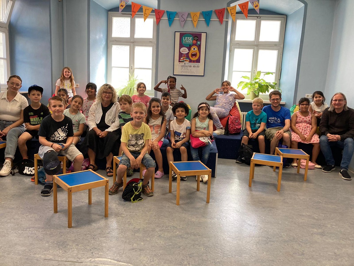 Gemeinsam mit den Schlern der 2b der Geschwister-Scholl-Schule und ihrem Klassenlehrer Ren Buschmann erffnete Sandra Thannhuser den Lesesommer in Neuwied. (Foto: Stadt Neuwied/Anna Lenz)