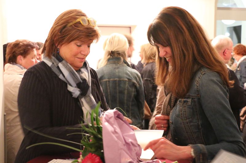 Christine Westermann signierte nach der Lesung die Bcher der Gste. Foto: Veranstalter