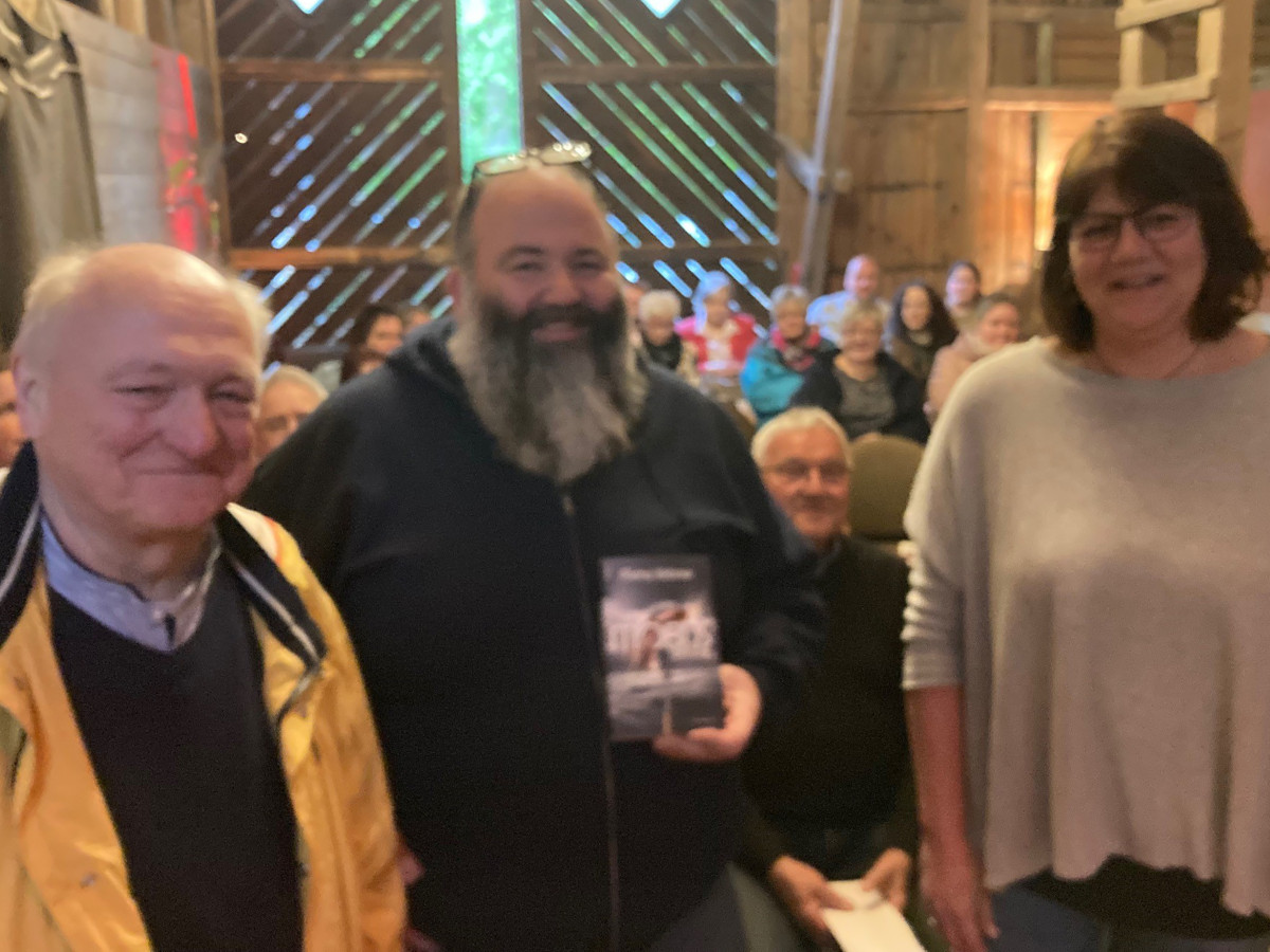 Micha Krmer (Mitte) las auch zur Freude von Einrichtungsleiterin Yasmin Brost und Frdervereinsvorsitzenden Michael Lieber in der Scheune am kumenischen Hospiz Kloster Bruche aus seinem neuen Buch. (Fotos: Diakonie in Sdwestfalen gGmbH)